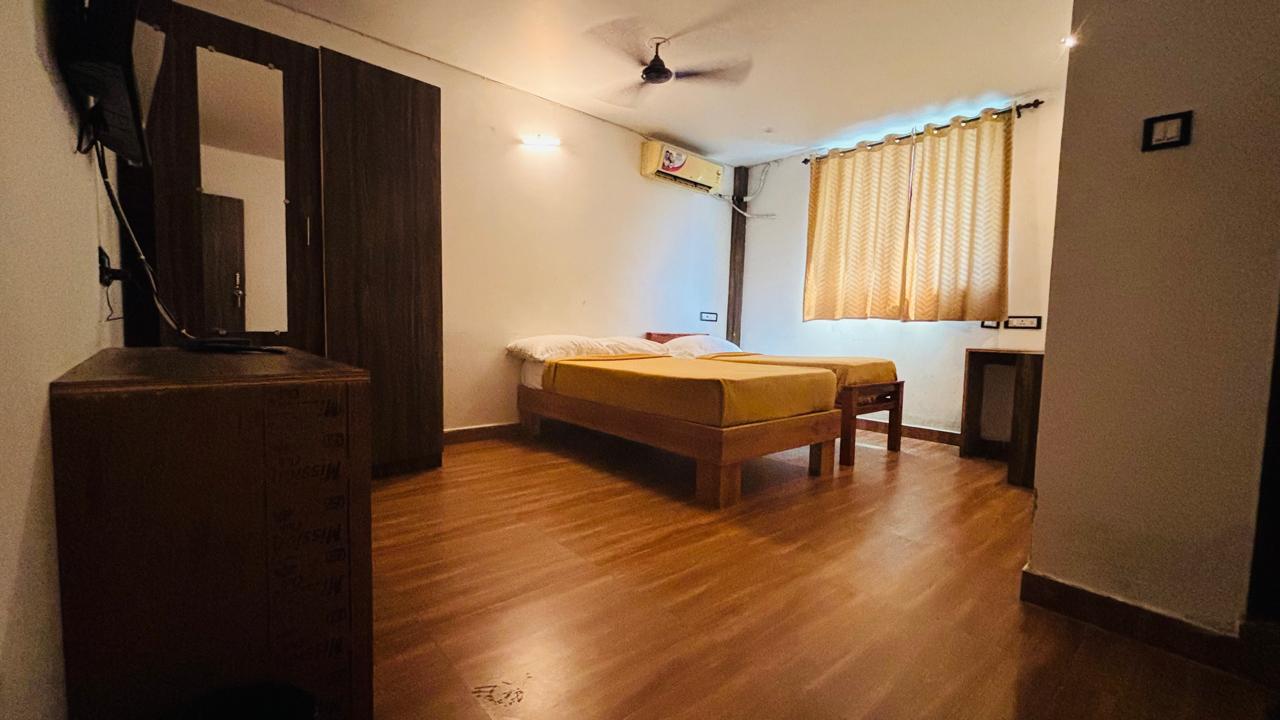 Deluxe twin bed AC room